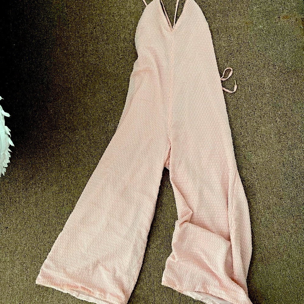 🌸 House of Harlow Lightweight dot stitched wide leg back tie jumpsuit